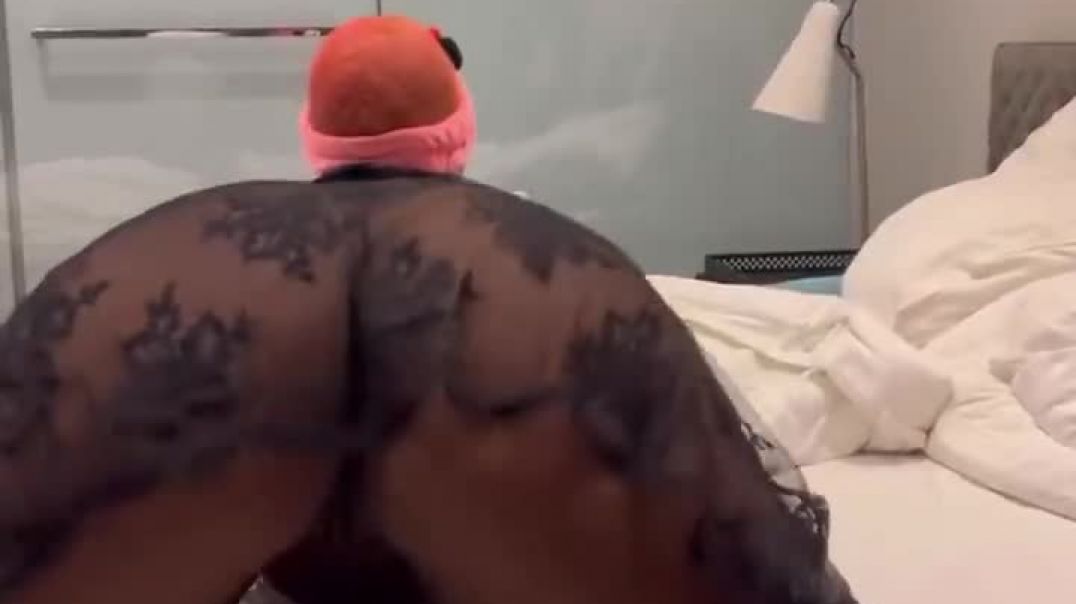 ⁣Thickdudu with a huge toy!