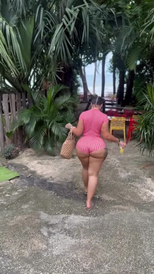 Big nyash taking a stroll
