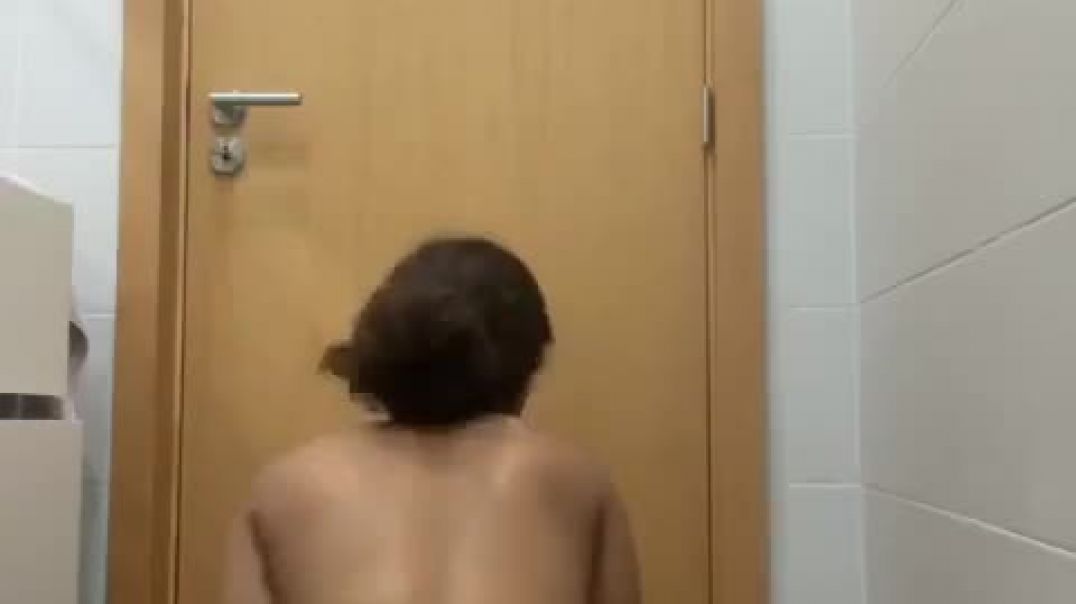 ⁣Naked twerk