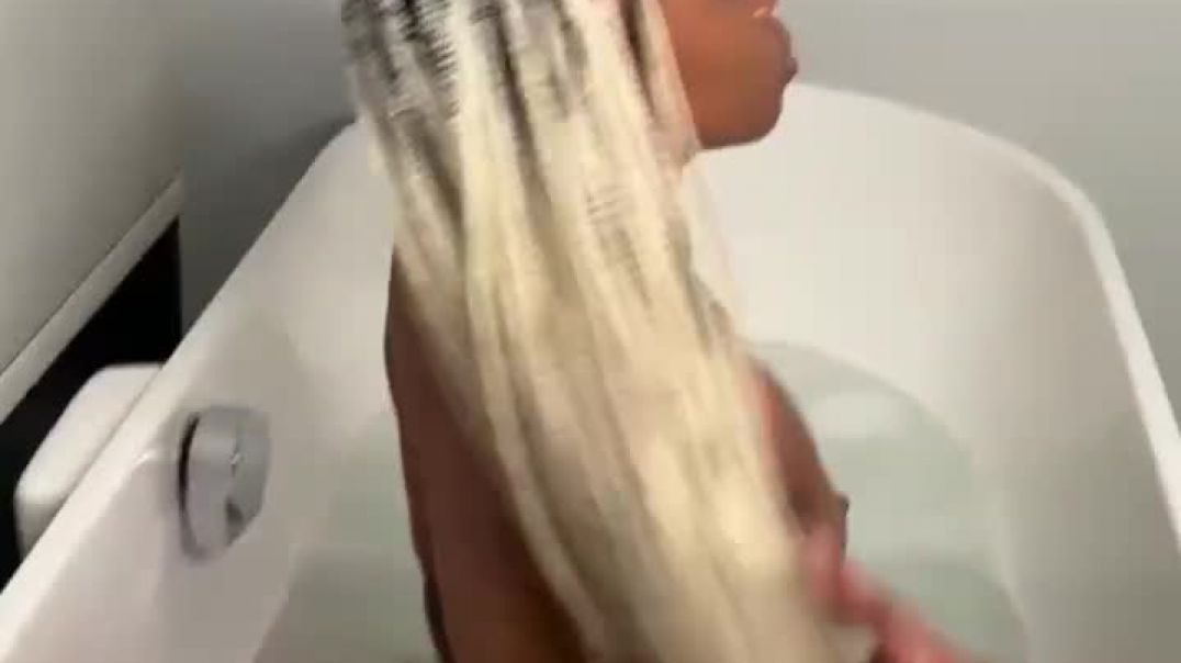 ⁣Bathtub  tease
