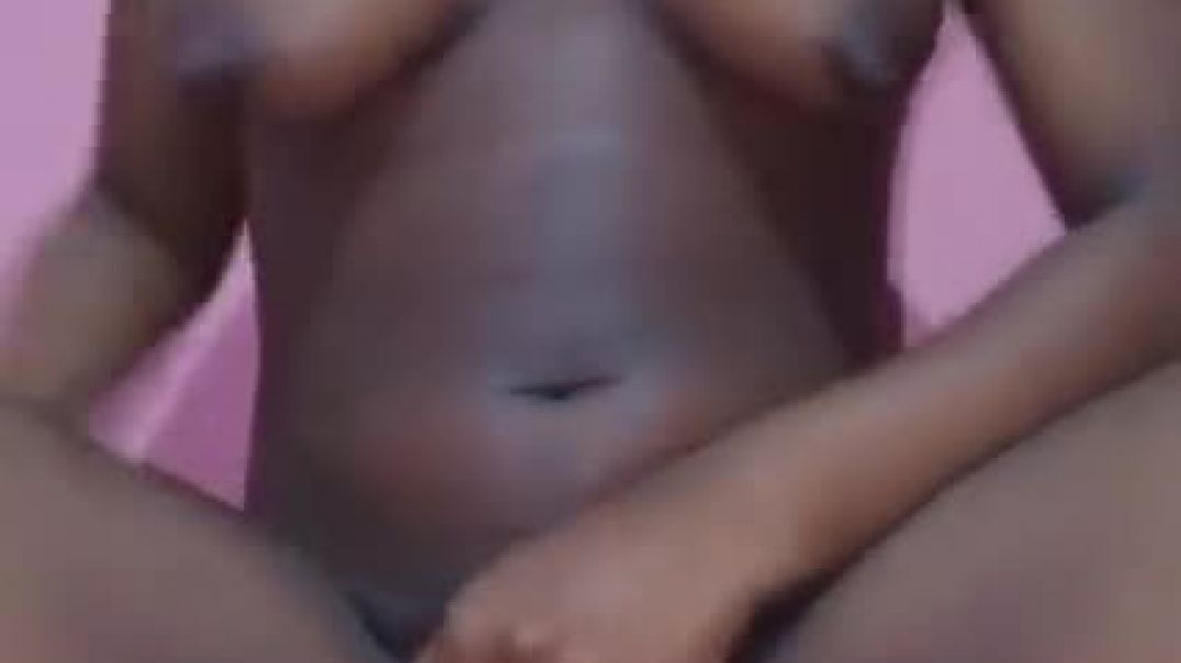 ⁣Teen cum on those fingers