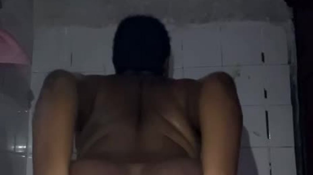 ⁣Open pussy in the shower