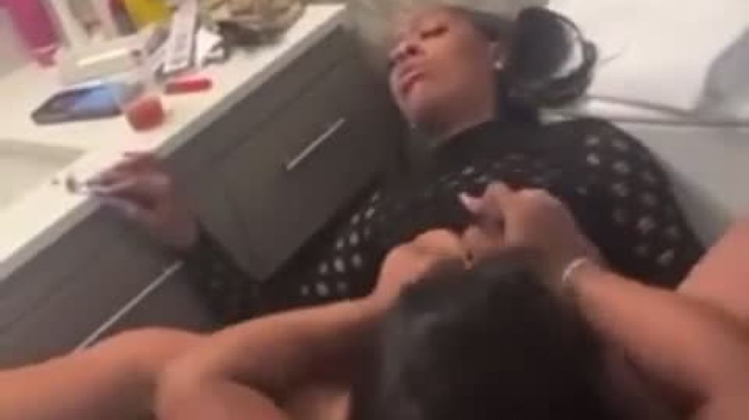 ⁣Friends help each other